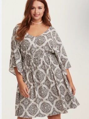 torrid Cream and Black Floral Medallion Top with Dusty Pink Accents
